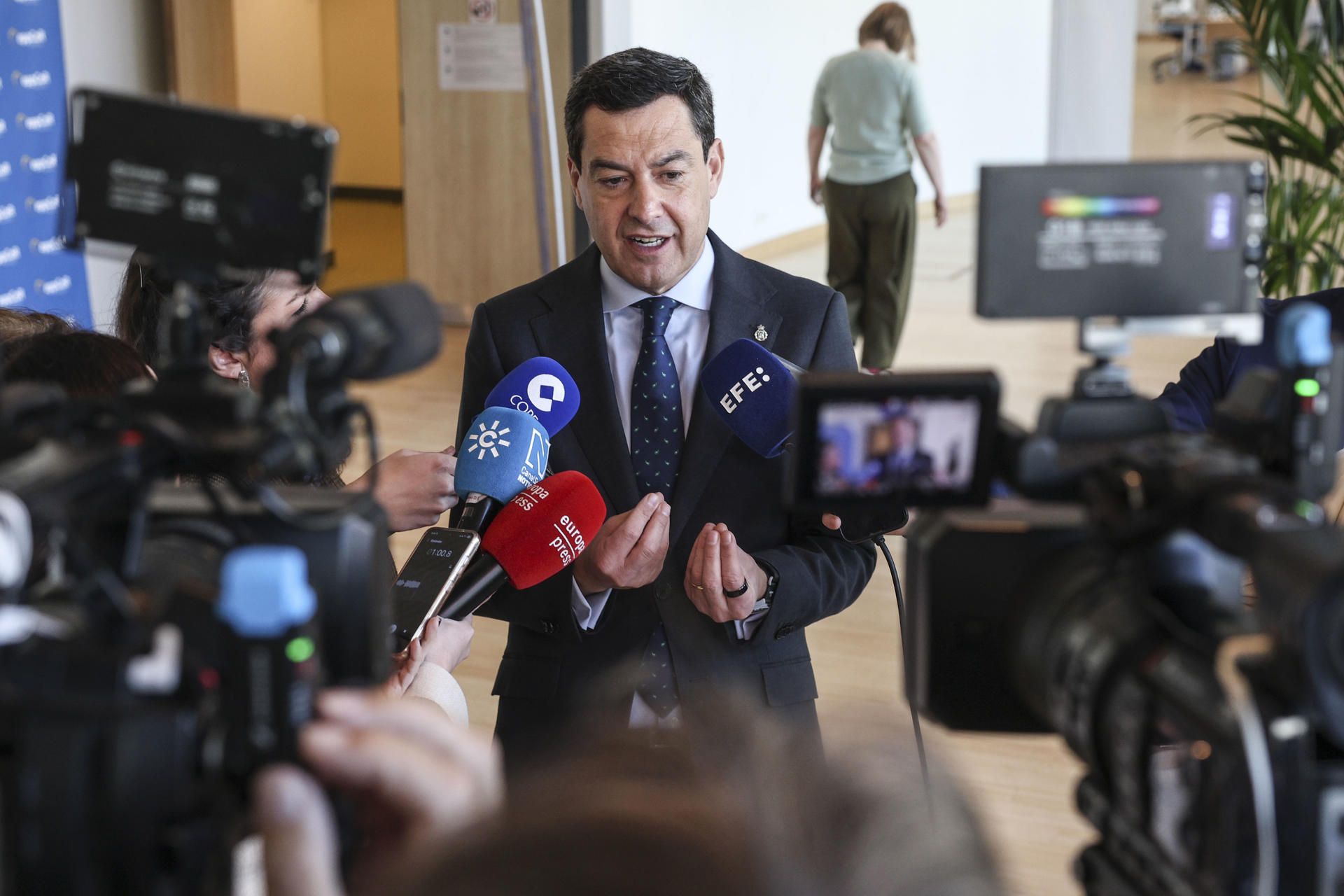 El presidente de la Junta, Juanma Moreno, habla desde Bruselas de la amenaza de veto de EEUU a España.