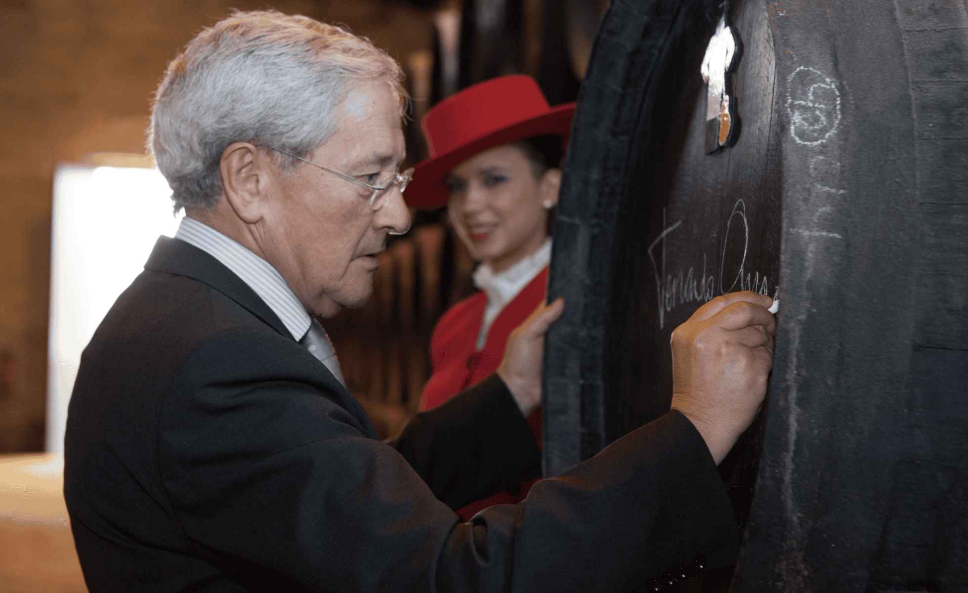 Fernando Ónega, firmando en una bota en González Byass.