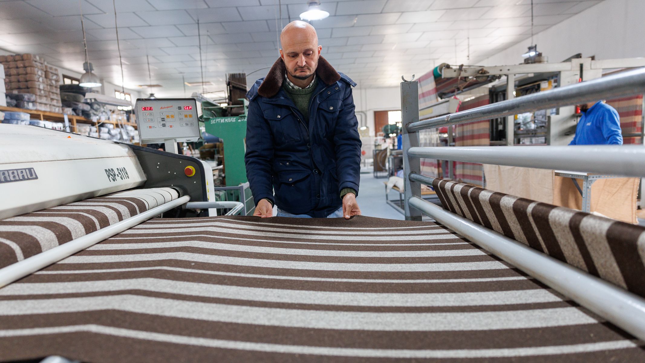 Mario Sánchez, cuarta generación de Mantas de Grazalema, la única fábrica que se mantiene en el pueblo. Mario Sánchez, cuarta generación de Mantas de Grazalema, la única fábrica que se mantiene en el pueblo.