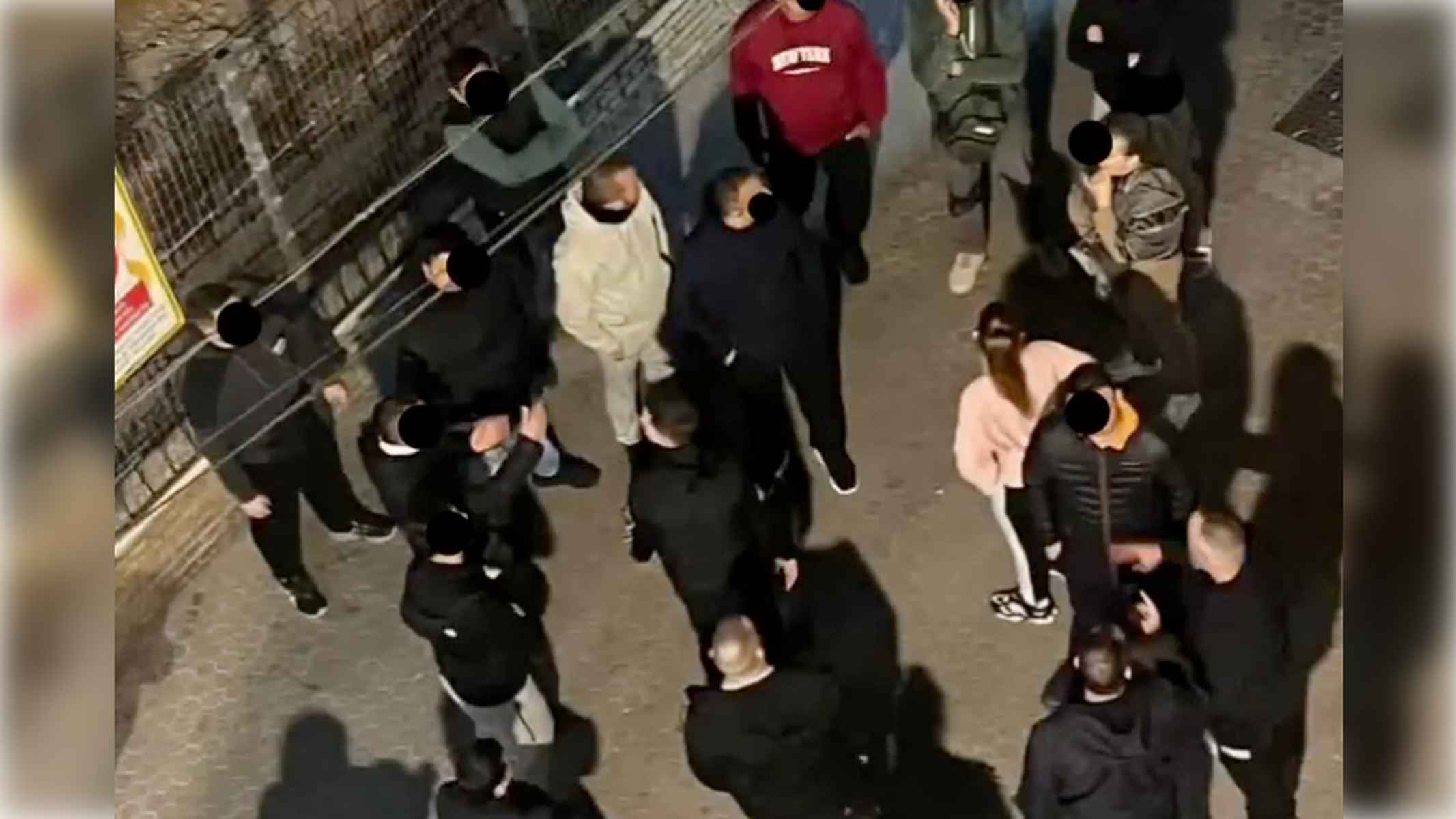 Reunión de vecinos para patrullar en El Cerezo contra los 'gorrillas'.