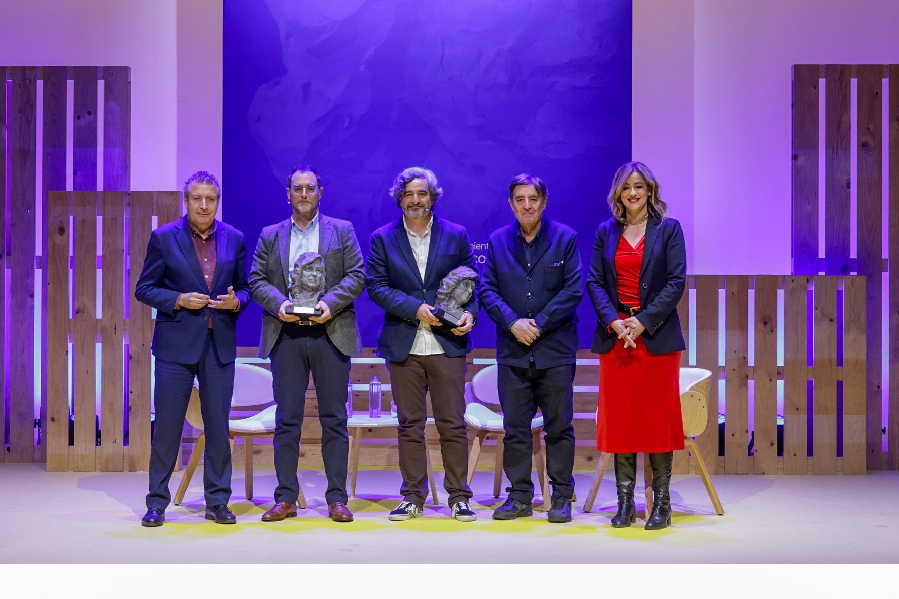 El alcalde de La Rinconada, Javier Fernández; su teniente de alcalde delegada de Cultura, Raquel Vega, junto a los galardonados y el director del Instituto Cervantes, Luis García Montero, este pasado miércoles en La Rinconada.