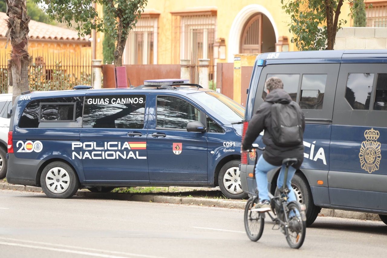Furgones policiales en un operativo contra el blanqueo reciente.