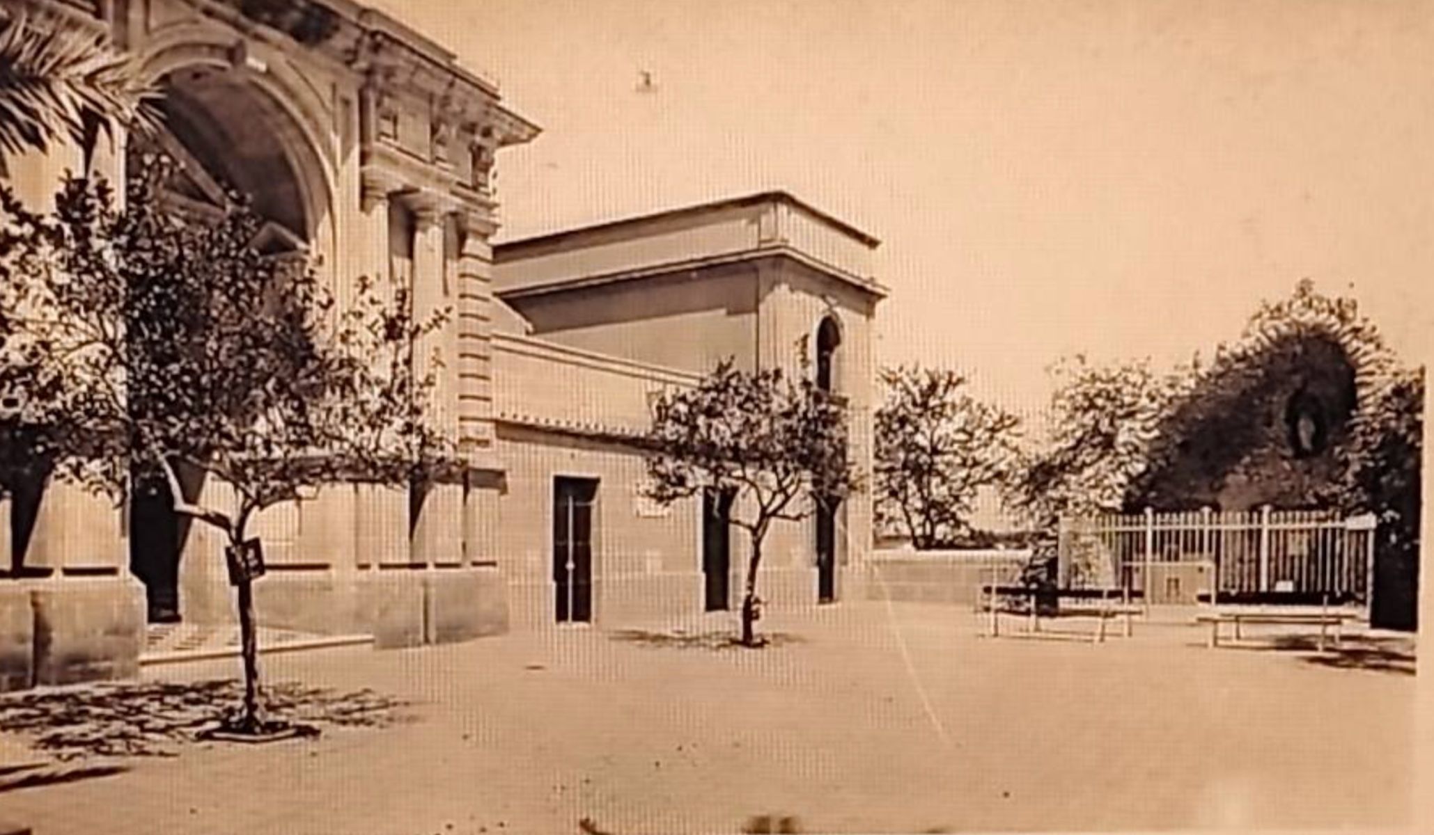 Antigua imagen de la Gruta de la Virgen de Lourdes en Jerez.