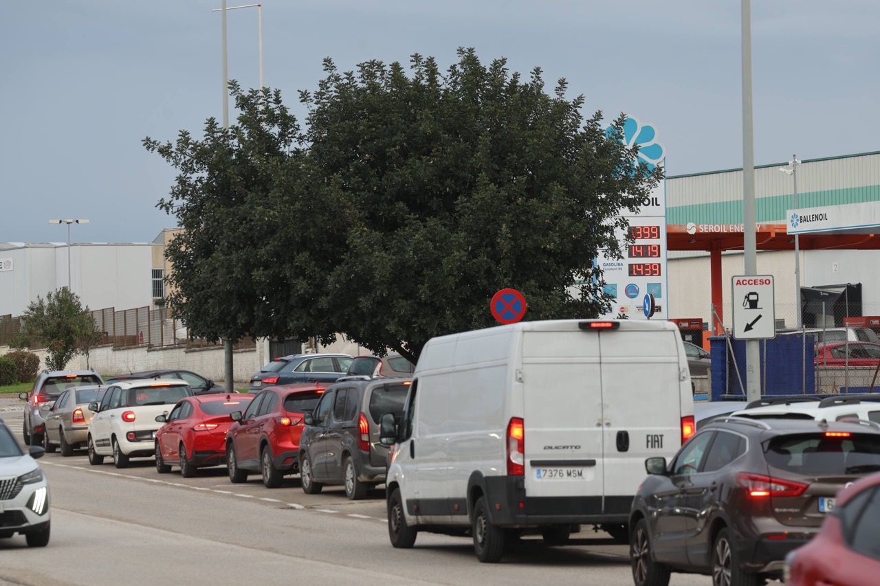 Colas en una gasolinera, con coches repostando por temor a la subida de precios por la guerra de Irán.