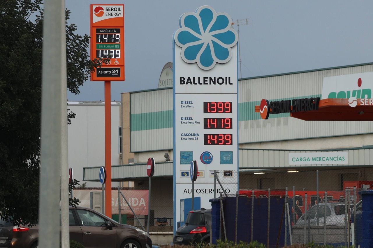 Colas en gasolineras de Jerez para repostar ante el aumento del precio de los carburantes.