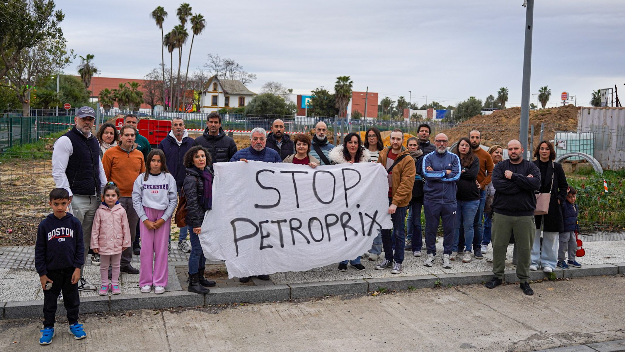 Vecinos afectados por la gasolinera de Petroprix en San Juan.