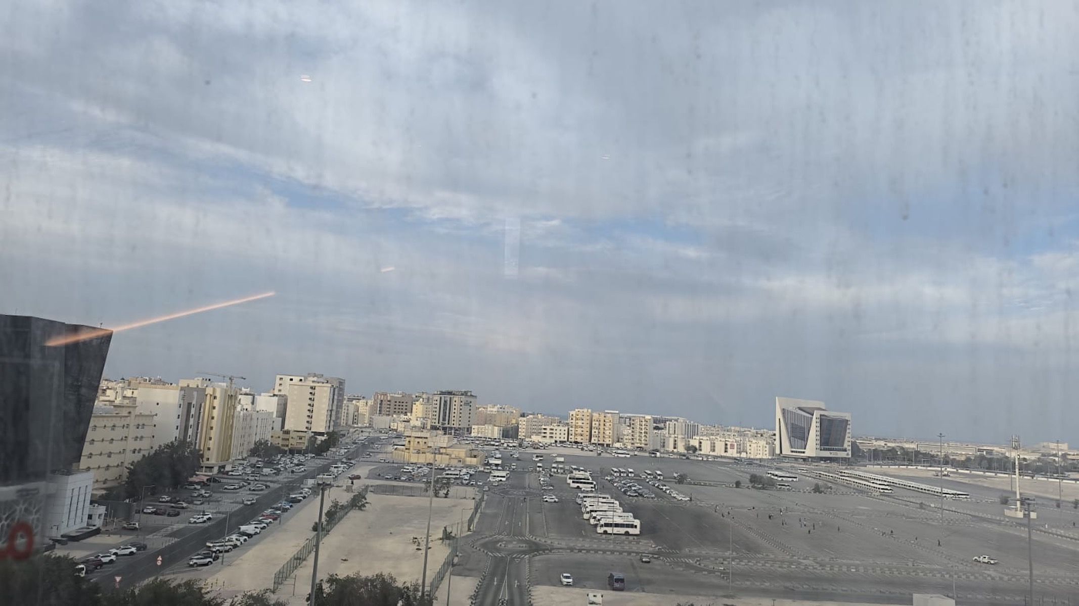 Las vistas del hotel donde Juan Manuel se encuentra en Doha, desde donde se ven los misiles.