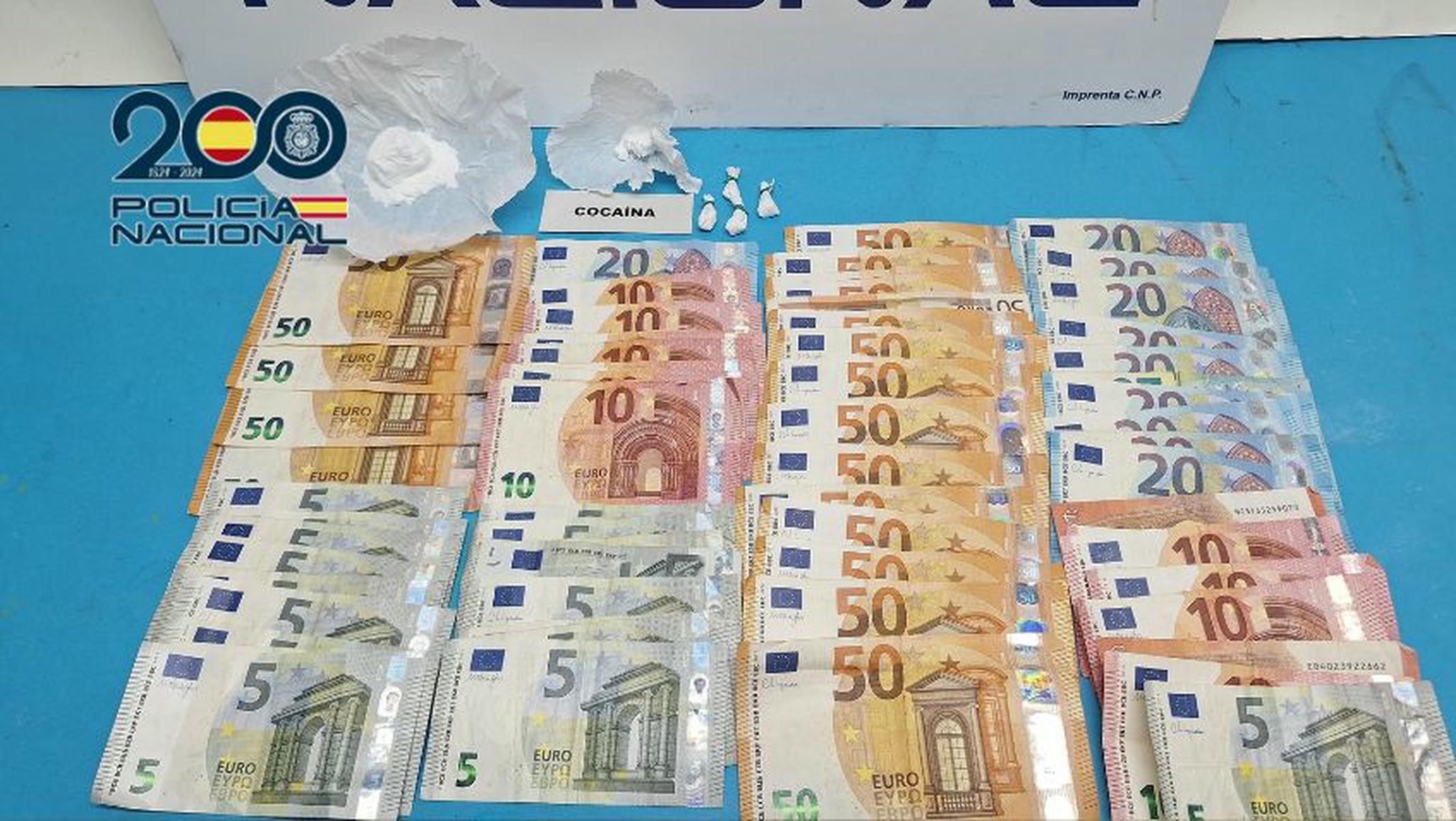 La imagen del dinero y la droga facilitada por Policía Nacional.