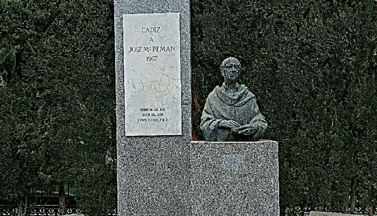 Monumento a José María Pemán, monolito y busto sobre el pedestal. 