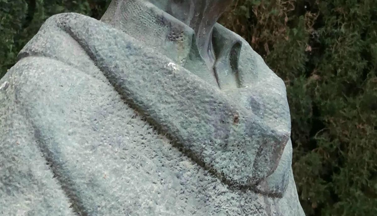 Busto de José María Pemán, detalle de la toga.