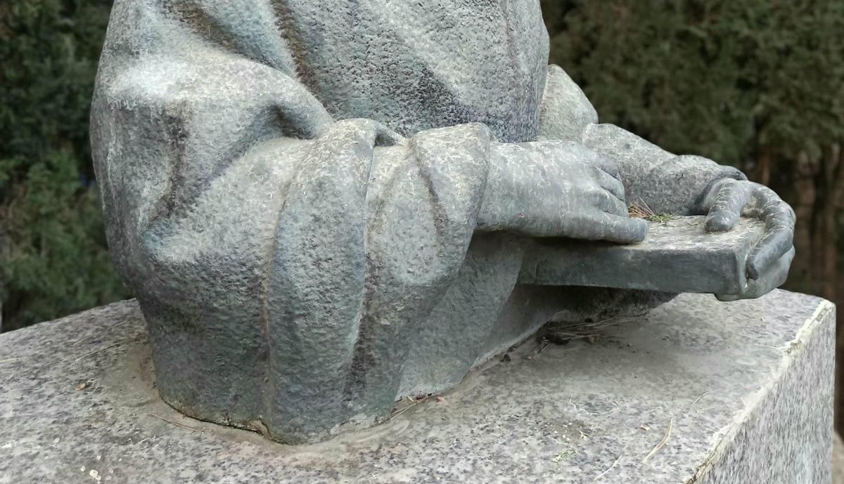 Busto de José Mª Pemán, detalle manos y libro.