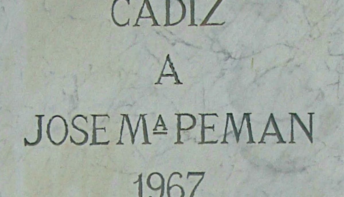 Placa conmemorativa en el monolito, monumento a José María Pemán