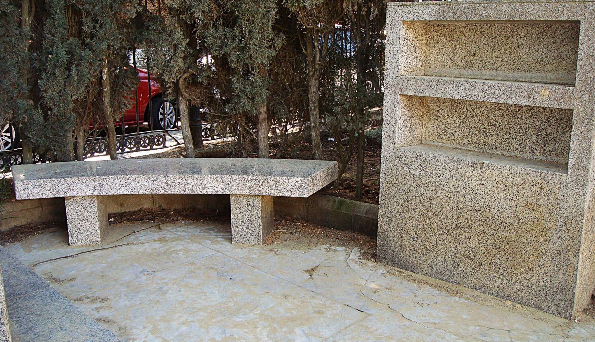 Monumento a José María Pemán, detalle banco y librería.
