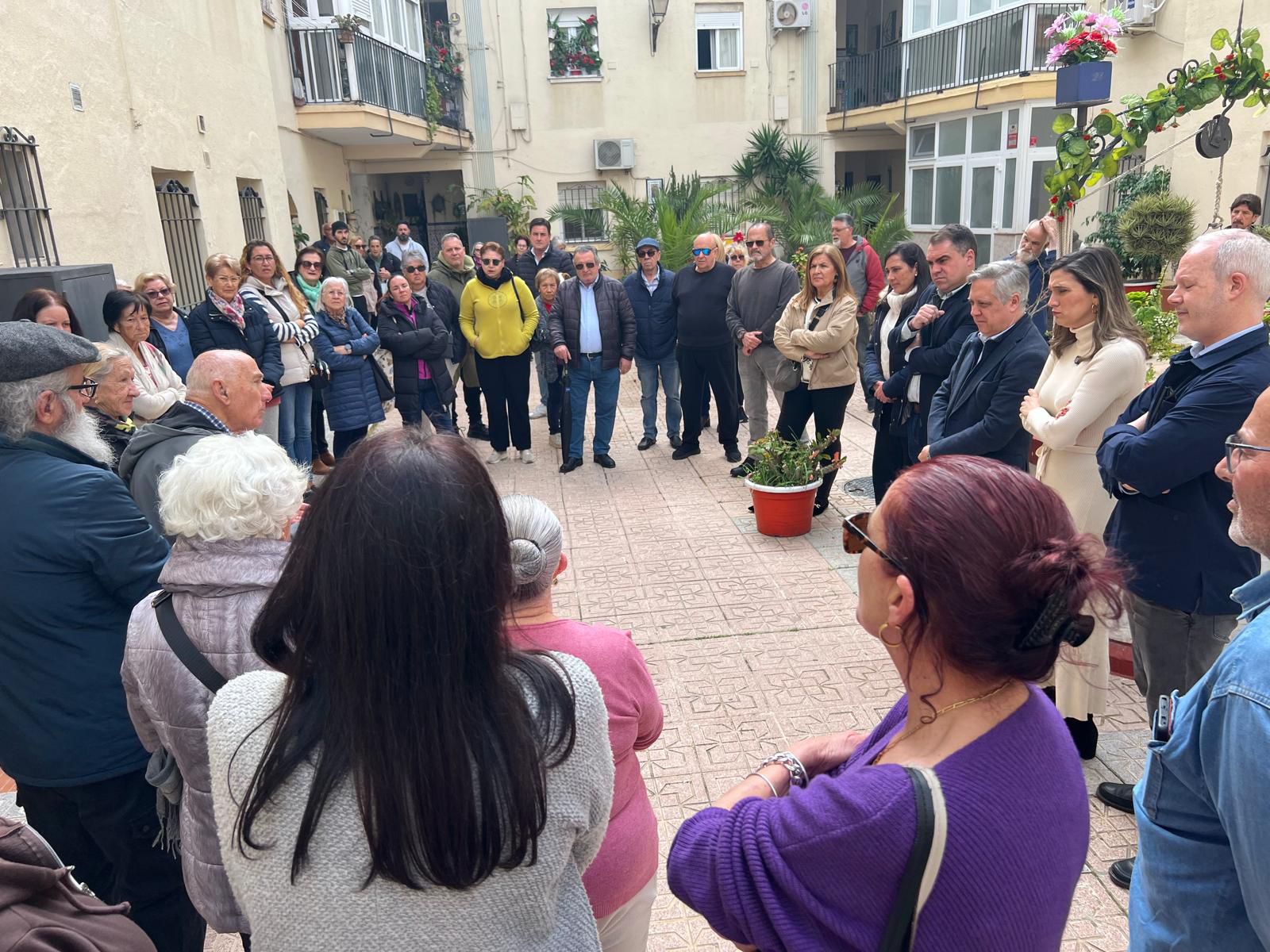 Reunión con los vecinos del barrio de Puntales en Cádiz.
