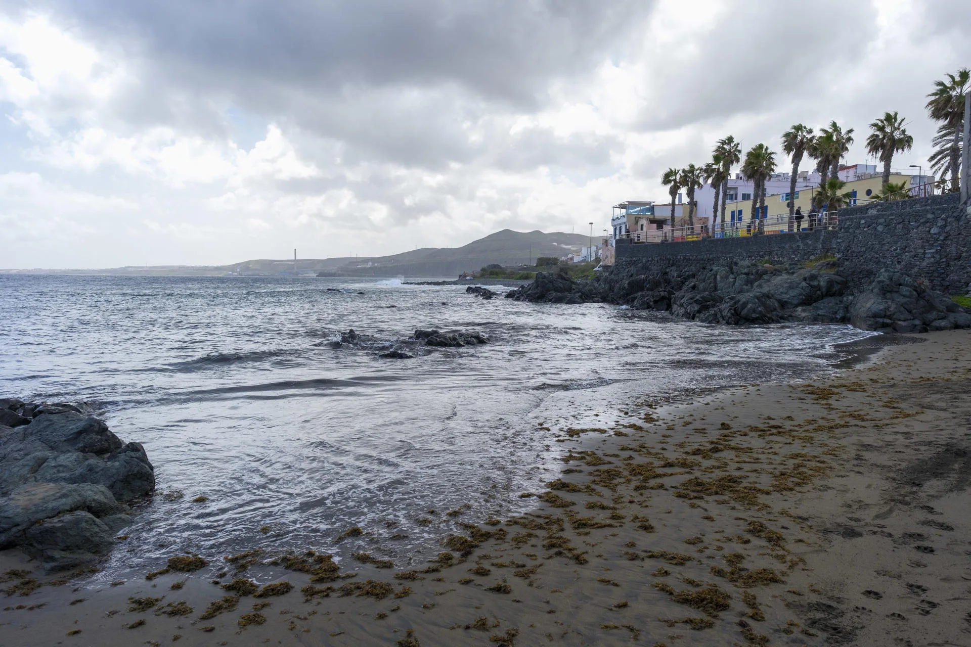Playa del barrio de San Cristóbal donde la mujer fue encontrada por la Policía y donde los agentes buscaron restos de ropa.