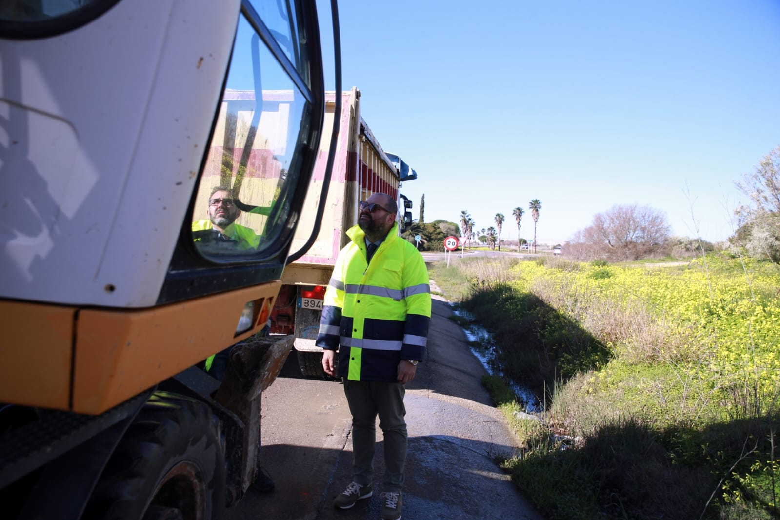 Javier Bello inspecciona trabajos en una carretera de la provincia de Cádiz.