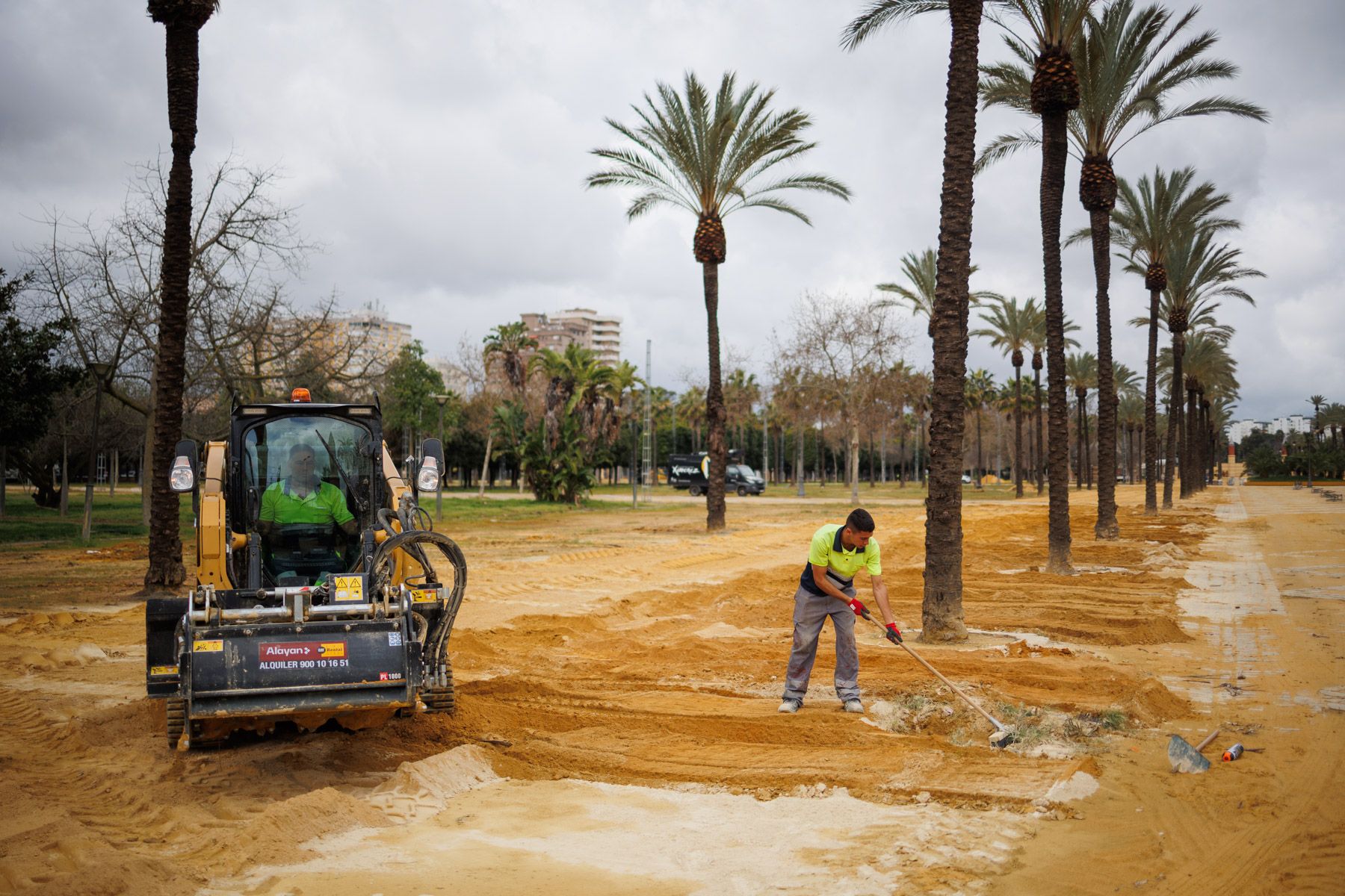 Trabajos en el albero de la Feria de Jerez, este pasado jueves.