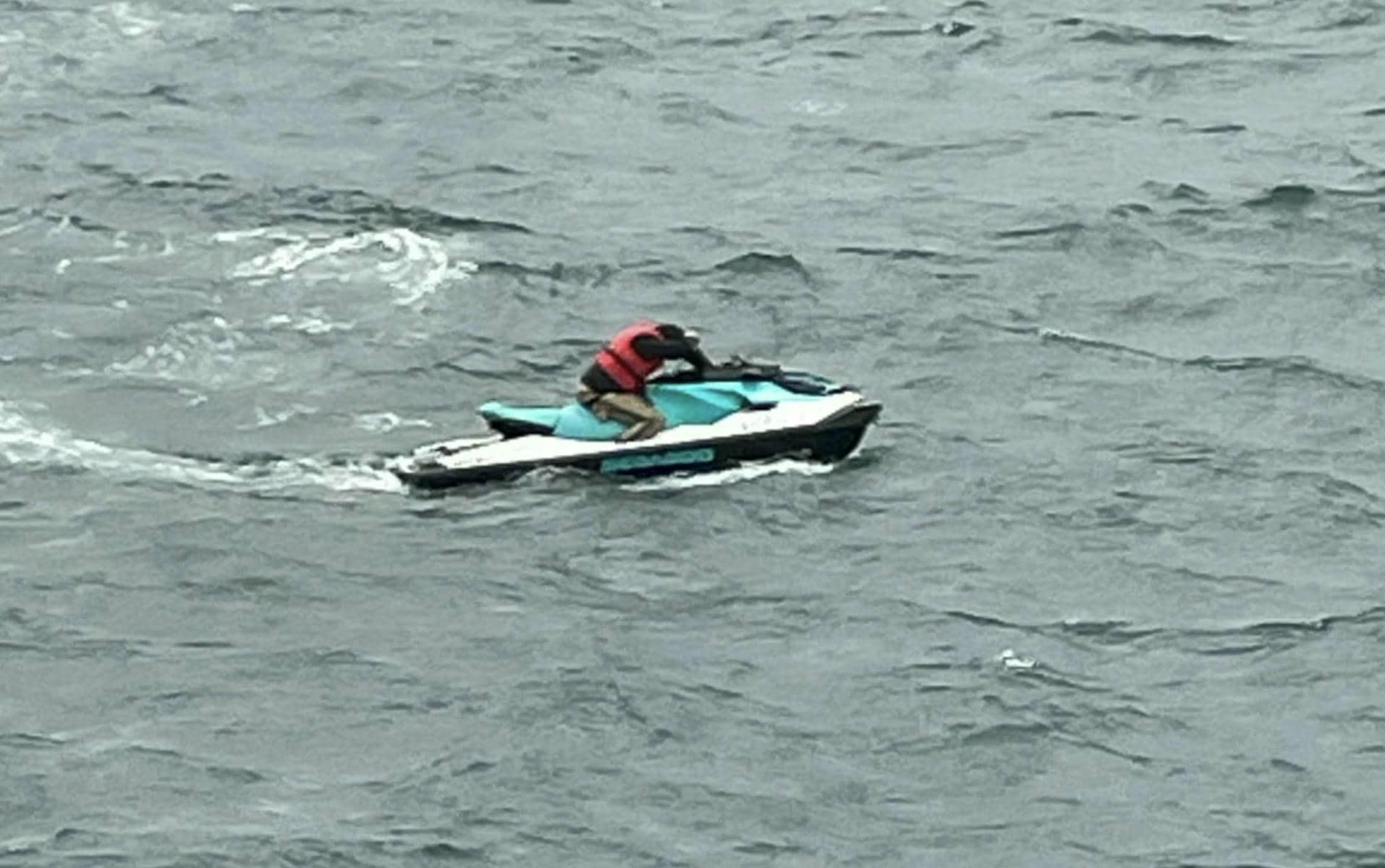 Un hombre en moto acuática rescatado por Salvamento Marítimo en el Estrecho de Gibraltar.