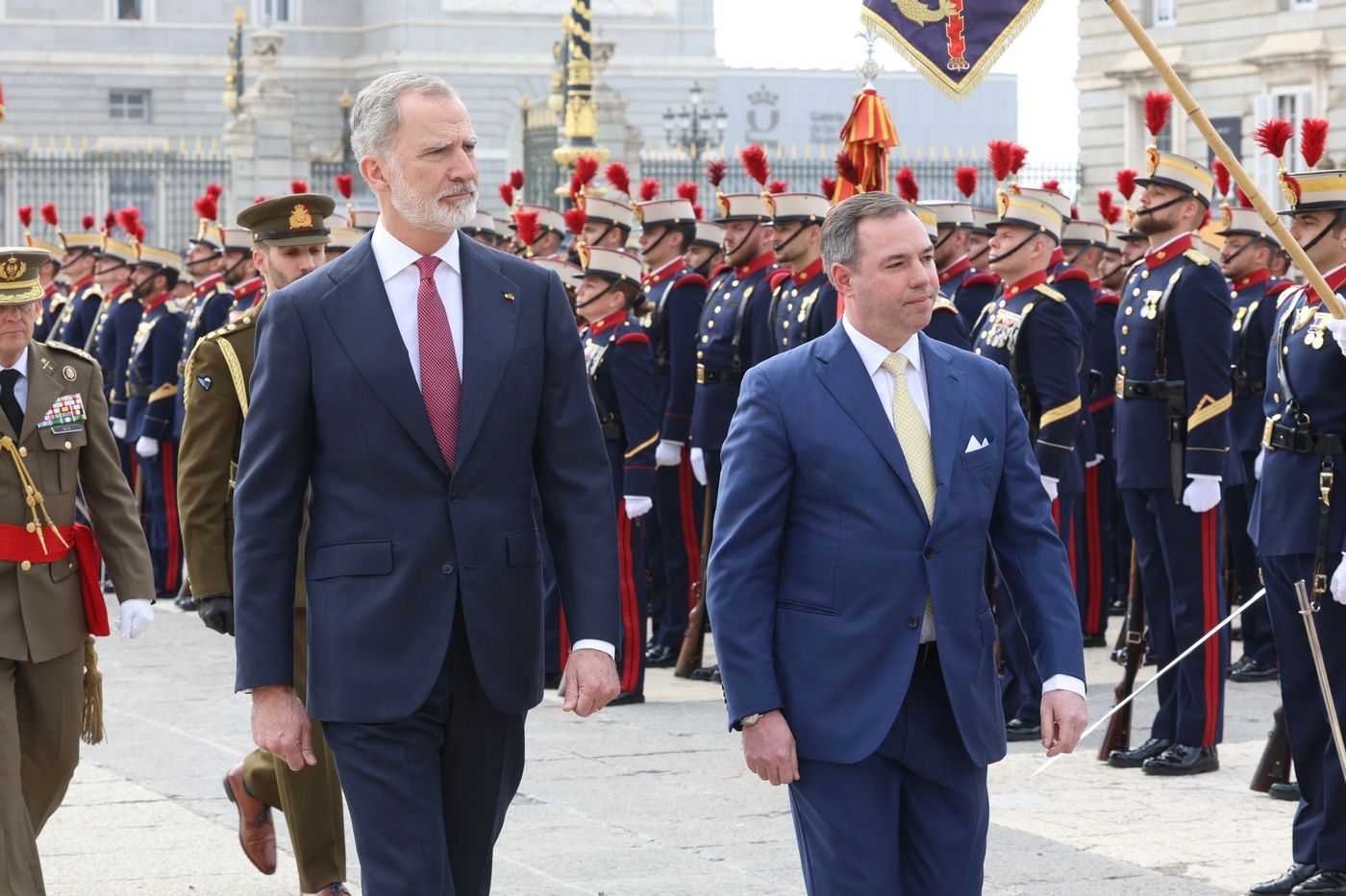 Felipe VI pasa revista a la Guardia Real este jueves, en compañía del gran duque de Luxemburgo.