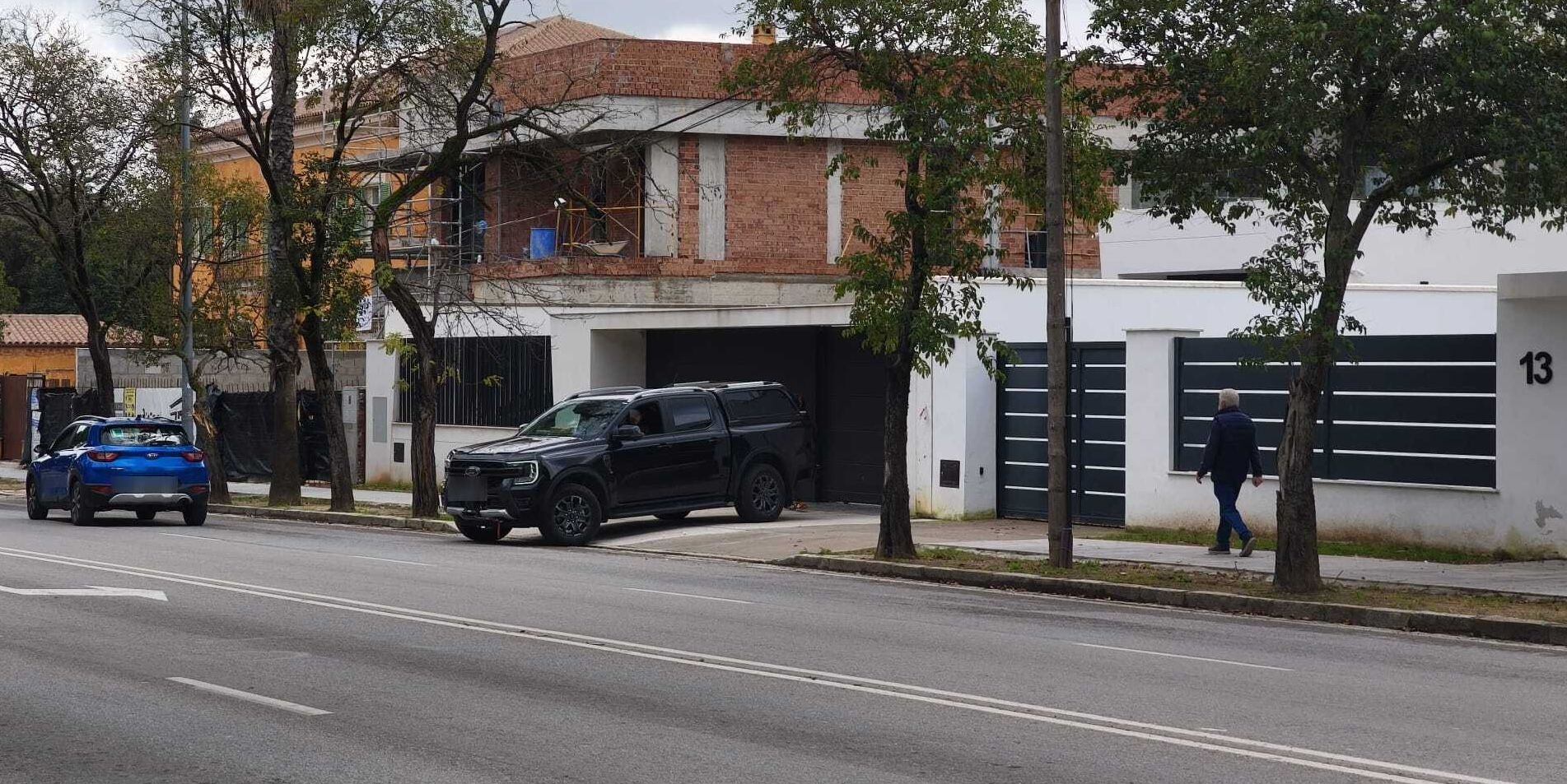 Agentes del Grupo Operativo de Intervenciones (GOIT), en el chalé intervenido.