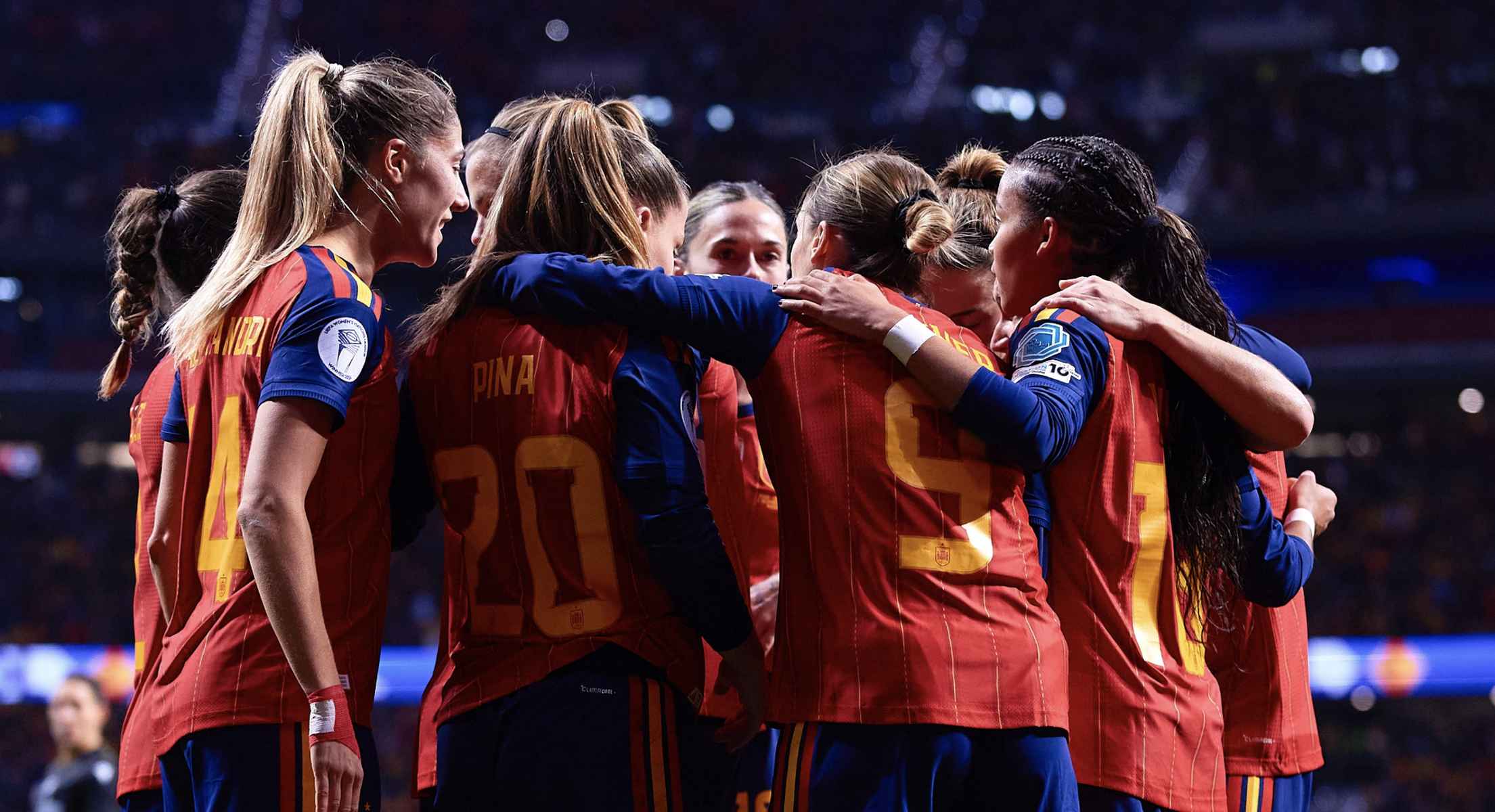 Las jugadoras de la selección española celebran un gol.