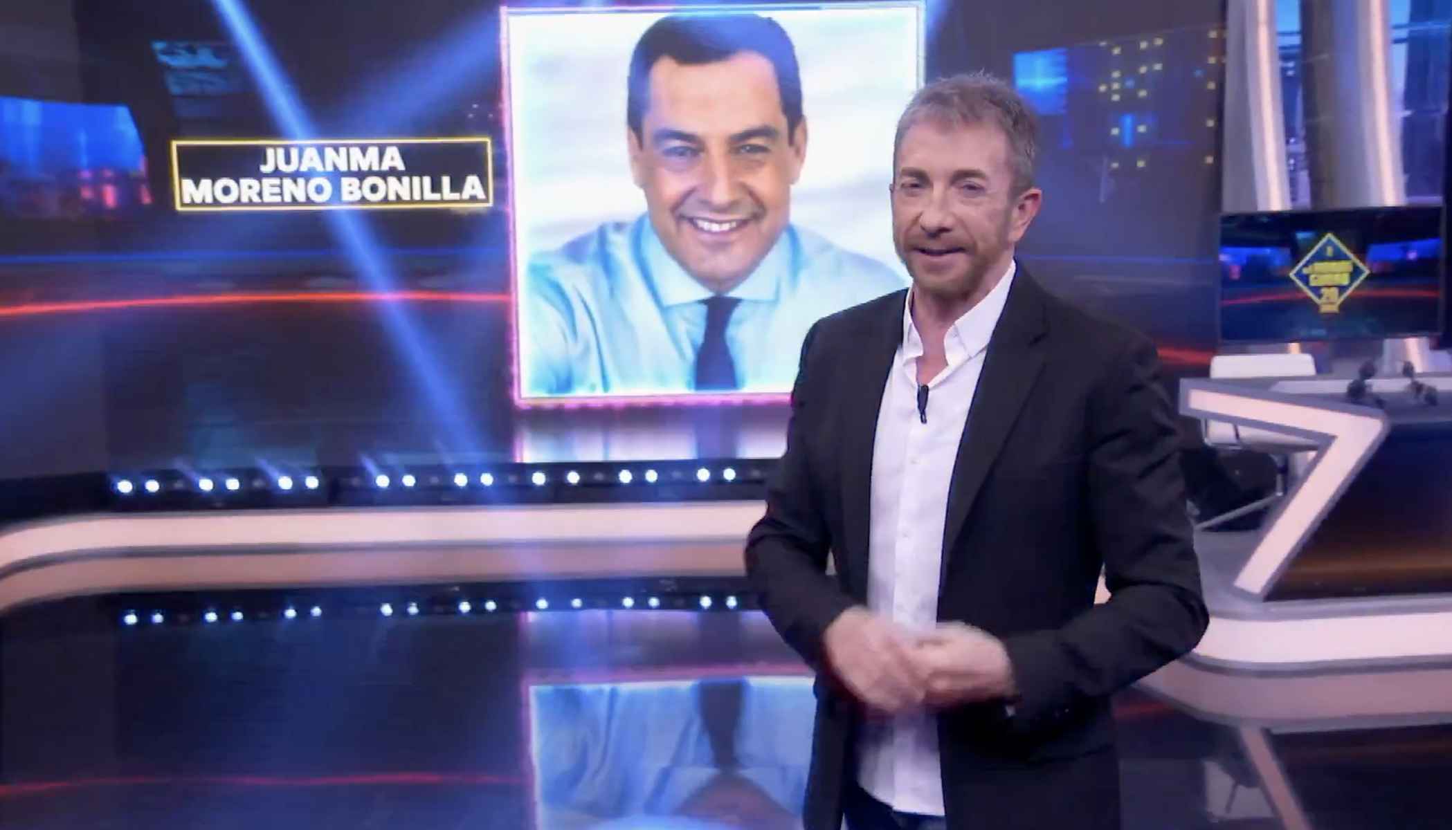 Pablo Motos, anunciando la presencia de Juanma Moreno en 'El Hormiguero'.