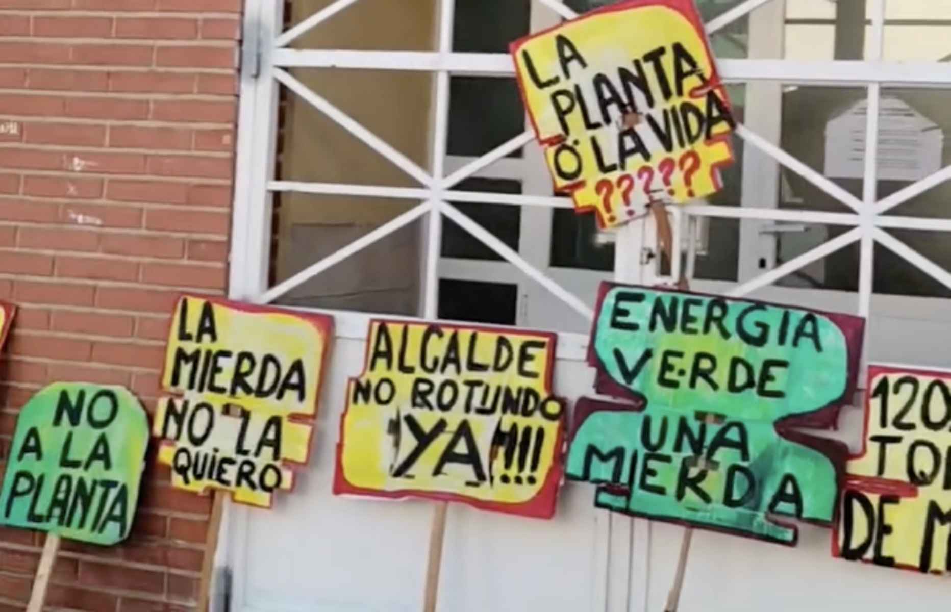Carteles de las protestas vecinales de los vecinos de Vilches y Guadalén.