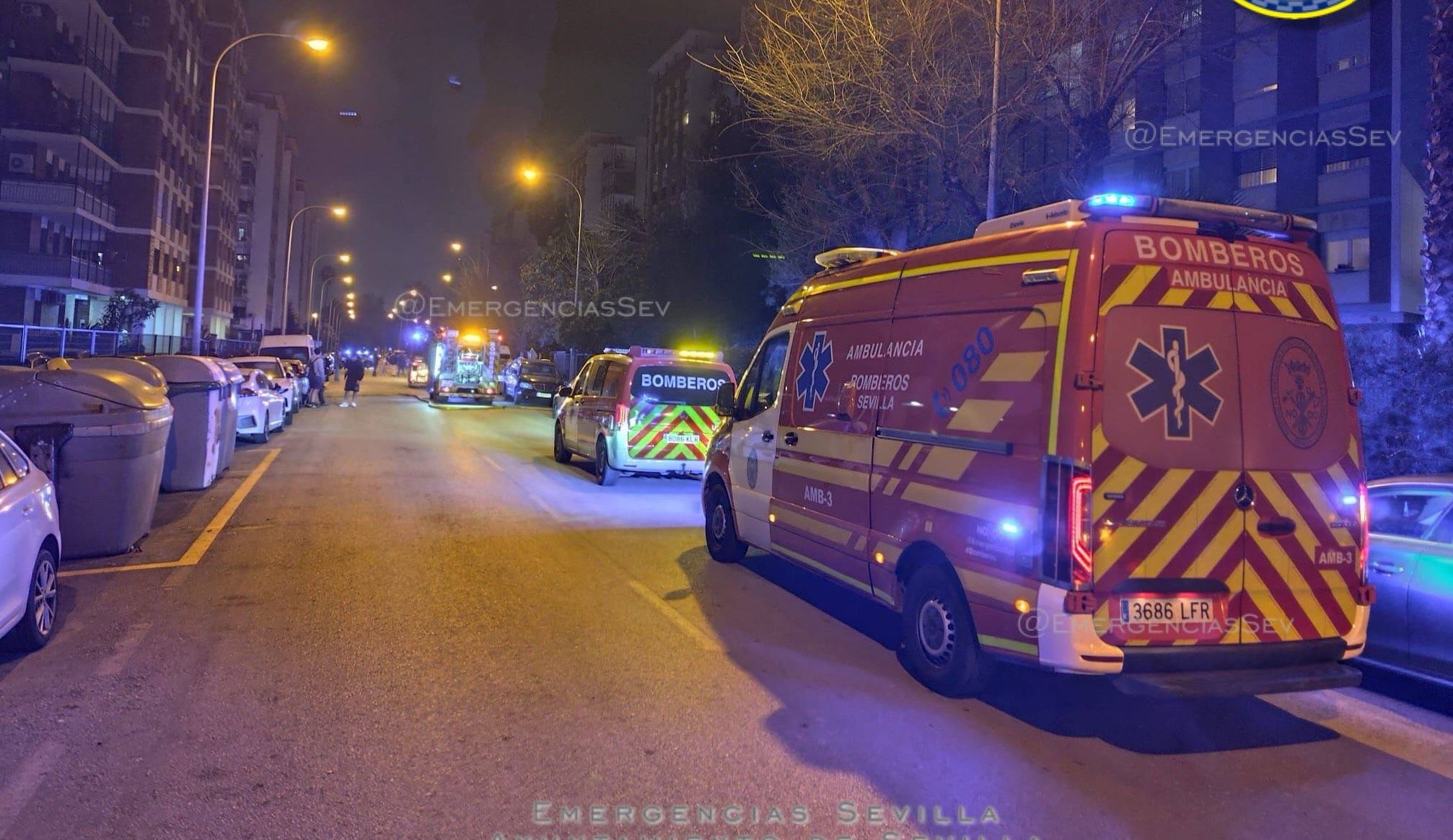 Actuación rápida para evitar males mayores ante un incendio originado en el cuarto de contadores de un piso de Los Remedios, este pasado jueves por la noche en Sevilla.