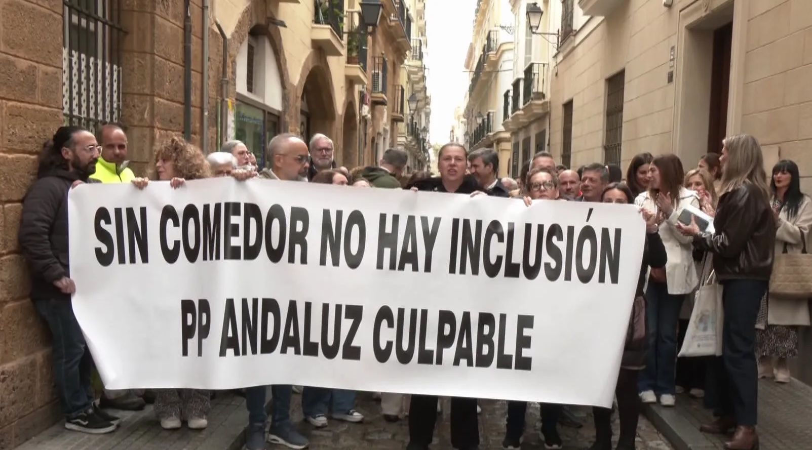 La polémica ha llevado a las familias del colegio Upace San Fernando a concentrarse este pasado jueves a las puertas de la Delegación Territorial de Educación en Cádiz.