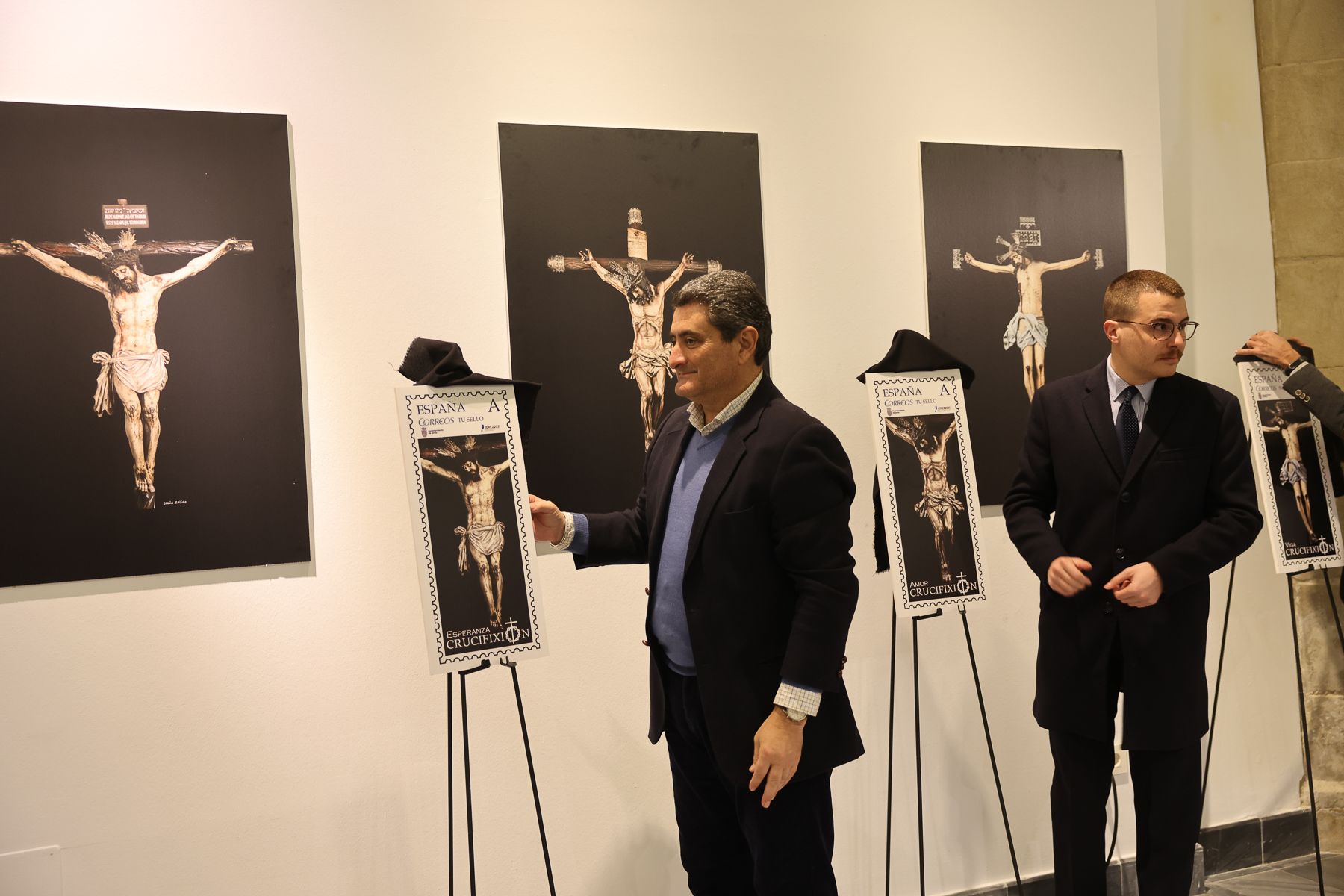 Los Hermanos Mayores de las seis hermandades que protagonizan los sellos de 'Crucifixión', de Jesús Salido.