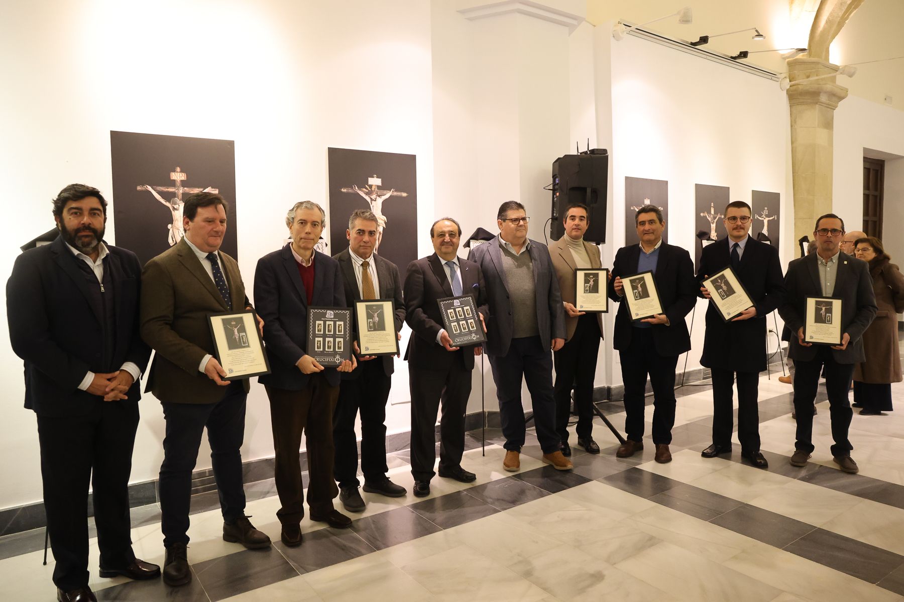 Foto de familia con los sellos de los seis Crucificados jerezanos.