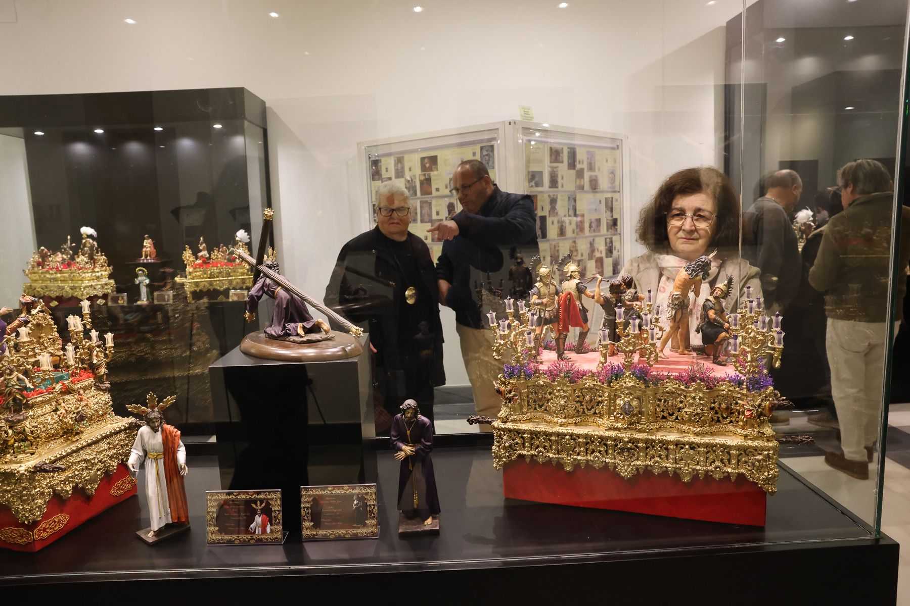 Visitantes observan la muestra de pasos en miniatura en los Claustros de Santo Domingo.