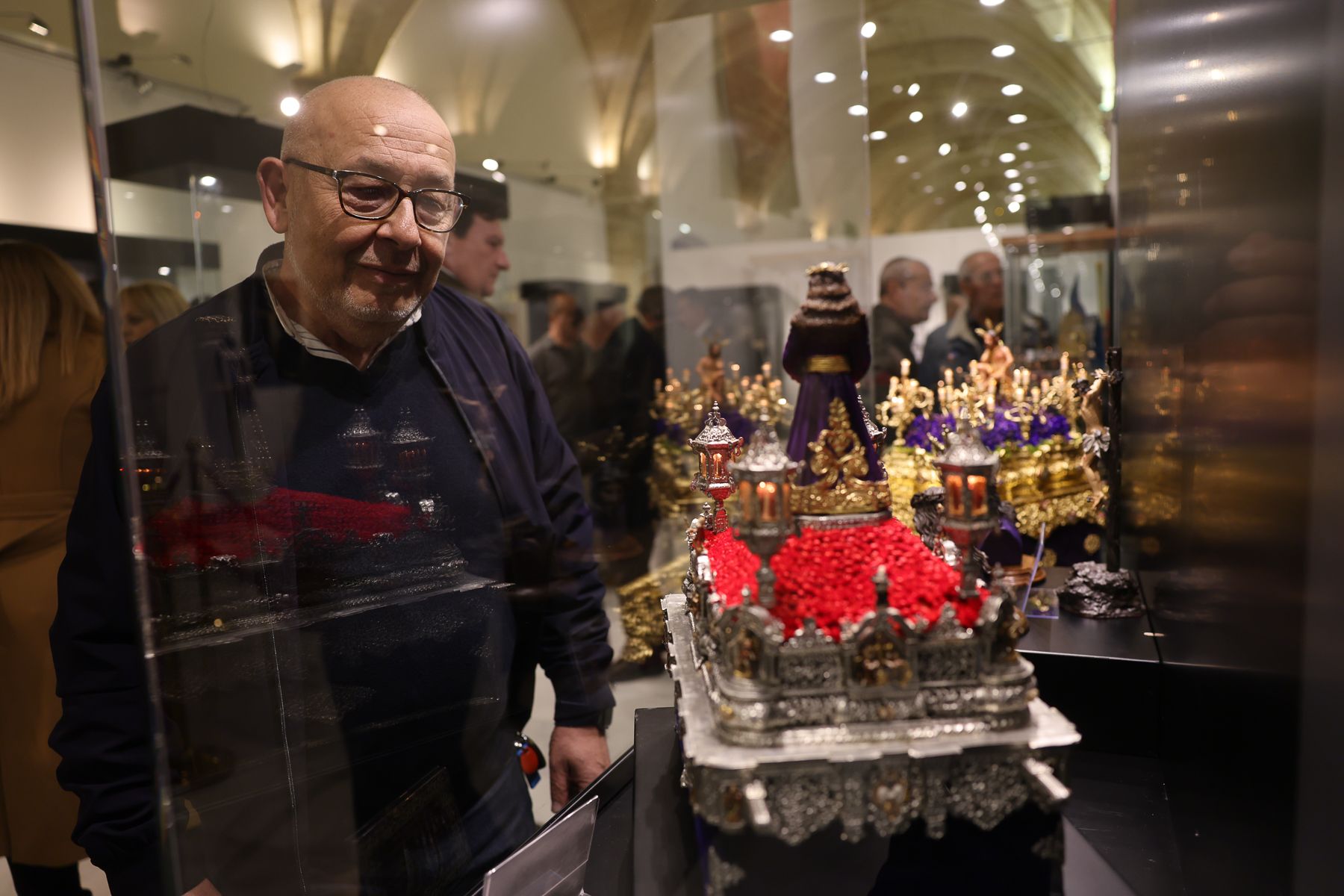 Narciso Corrales observa el paso en miniatura que más tiempo le llevó terminar.