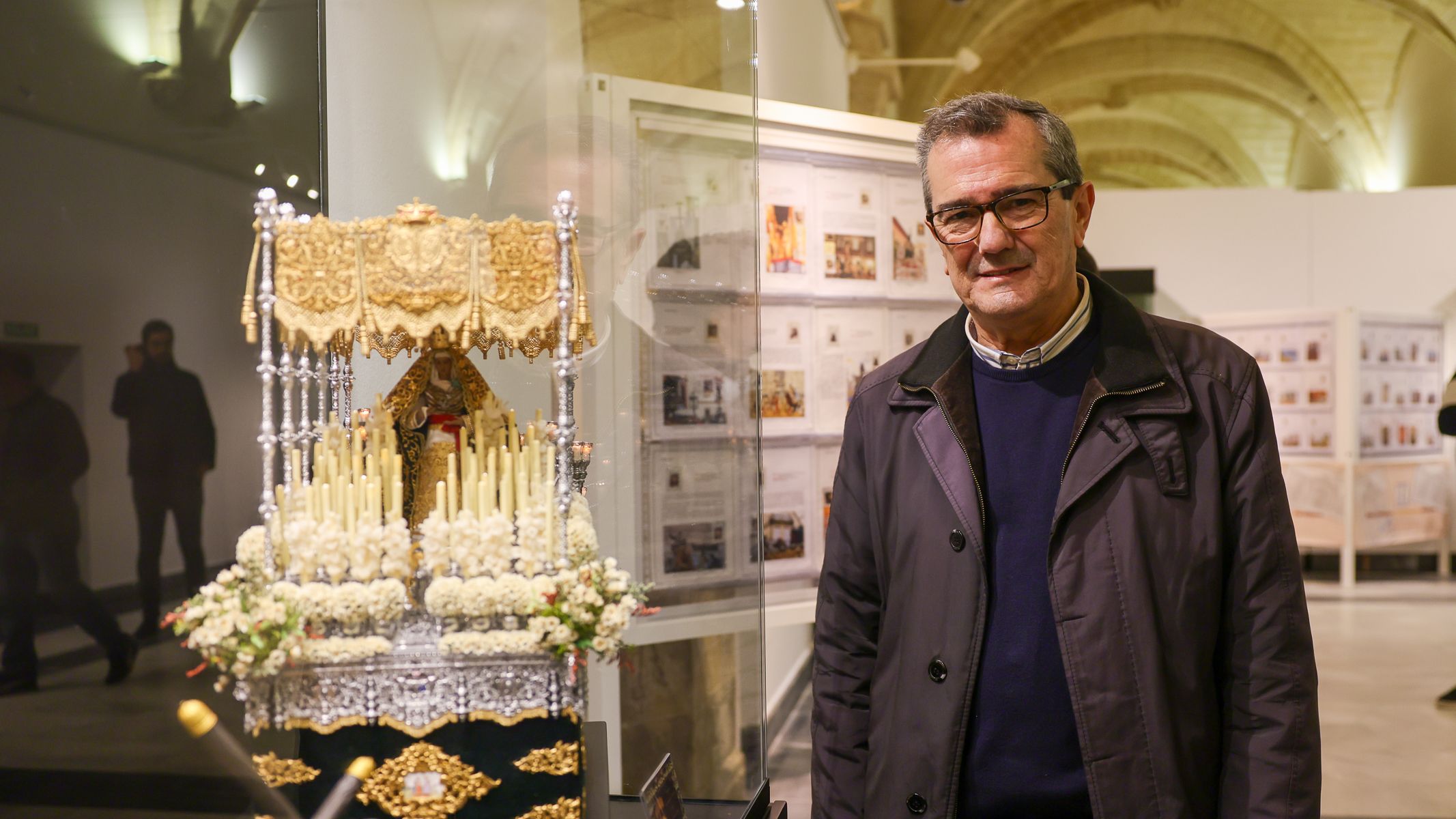 Beltrán Saldaña, junto a uno de los palios en miniatura que expone en los Claustros de Santo Domingo.