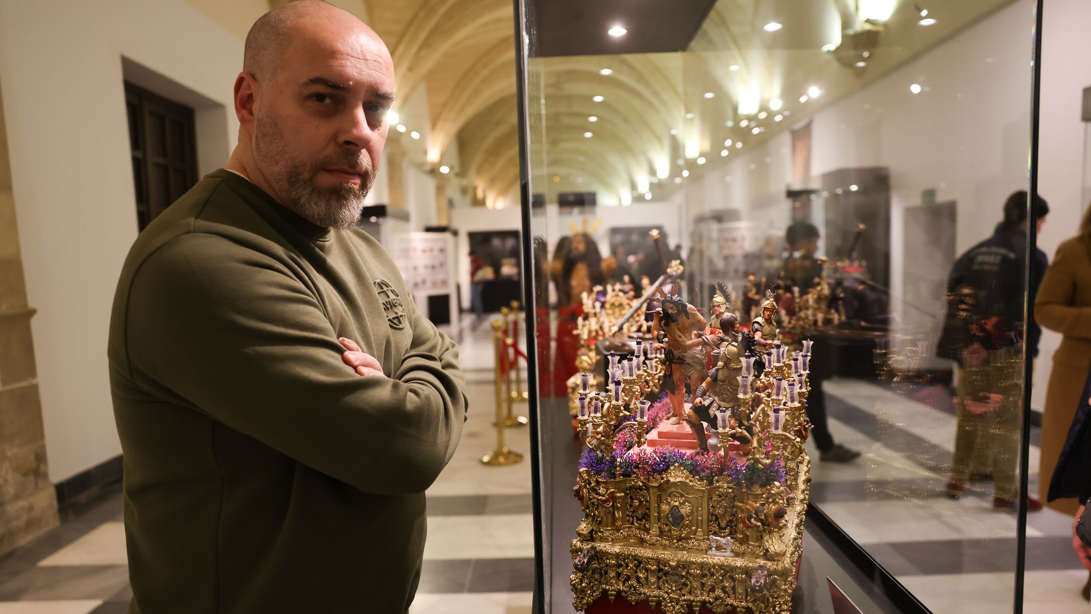Joaquín Seide, junto a una de sus obras expuestas en Jerez en el ciclo Spe Lucis.
