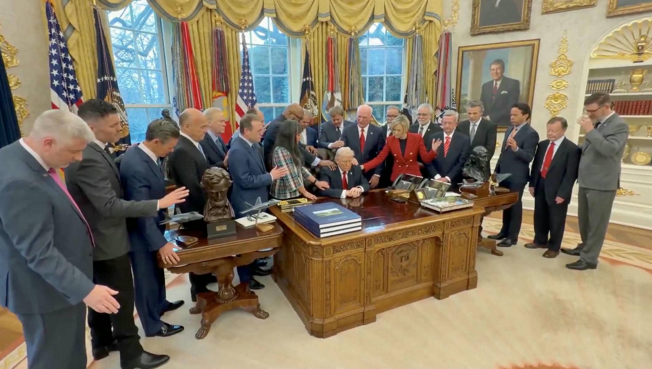 Oración en el Despacho Oval, con Donald Trump en el centro