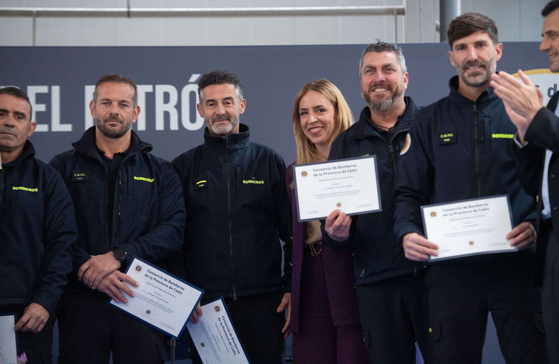 Almudena Martínez, con bomberos de la provincia.