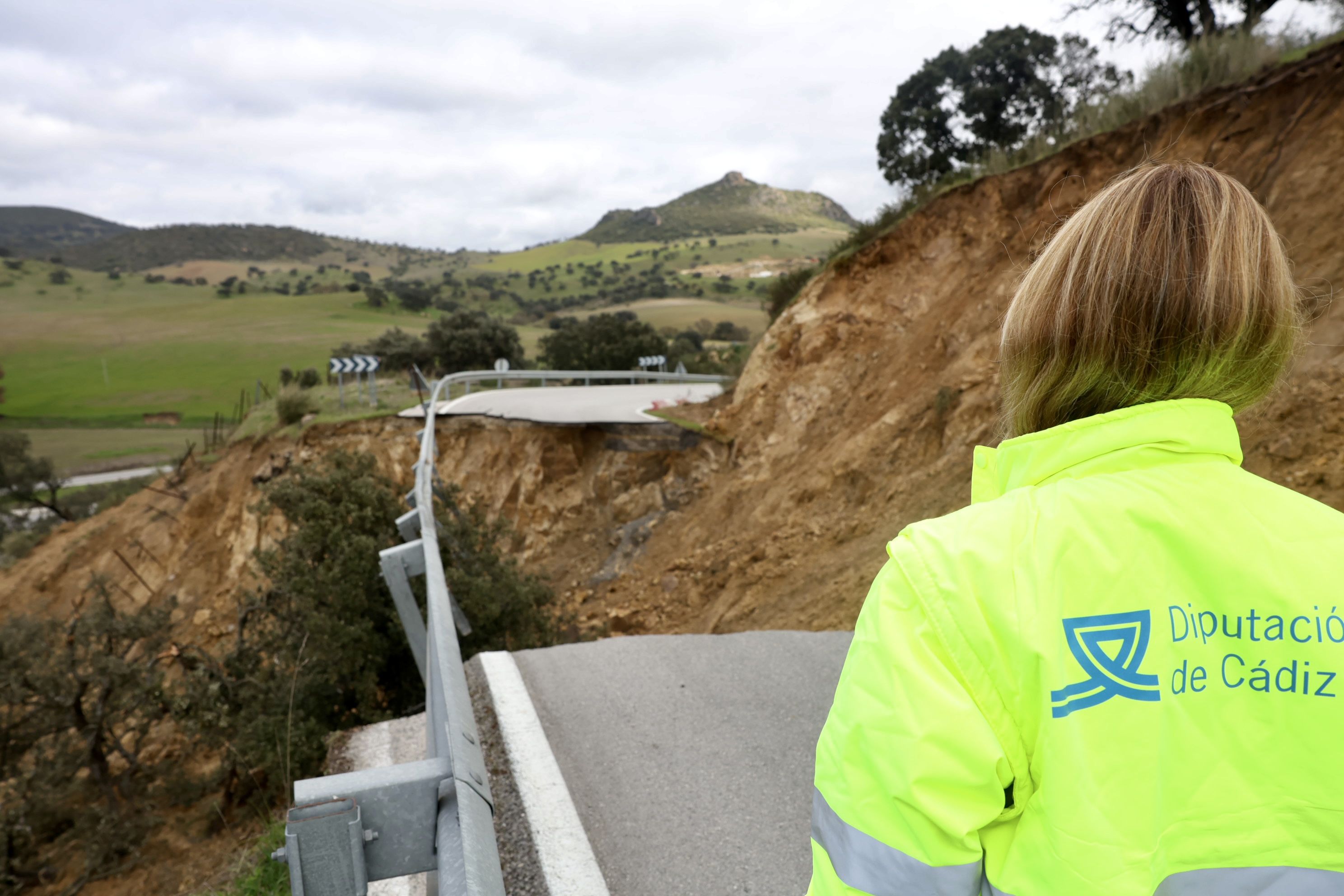 La presidenta de Diputación, en una de las carreteras.