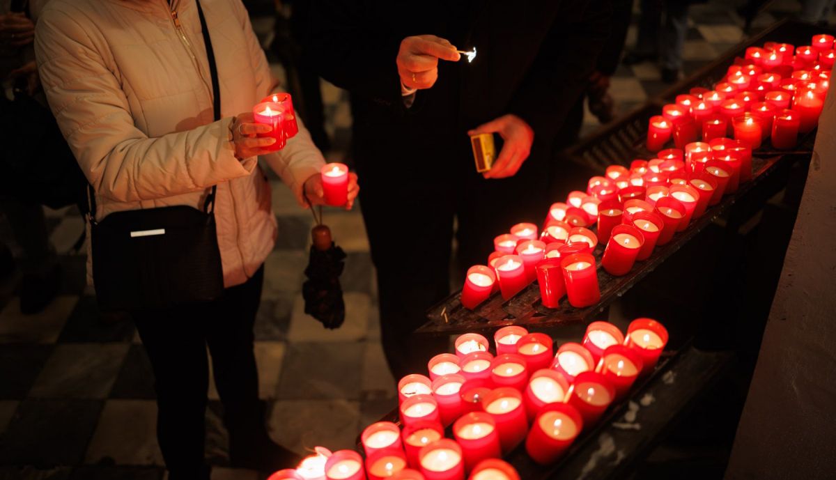 Lampararios situados ante el Señor Caído. 