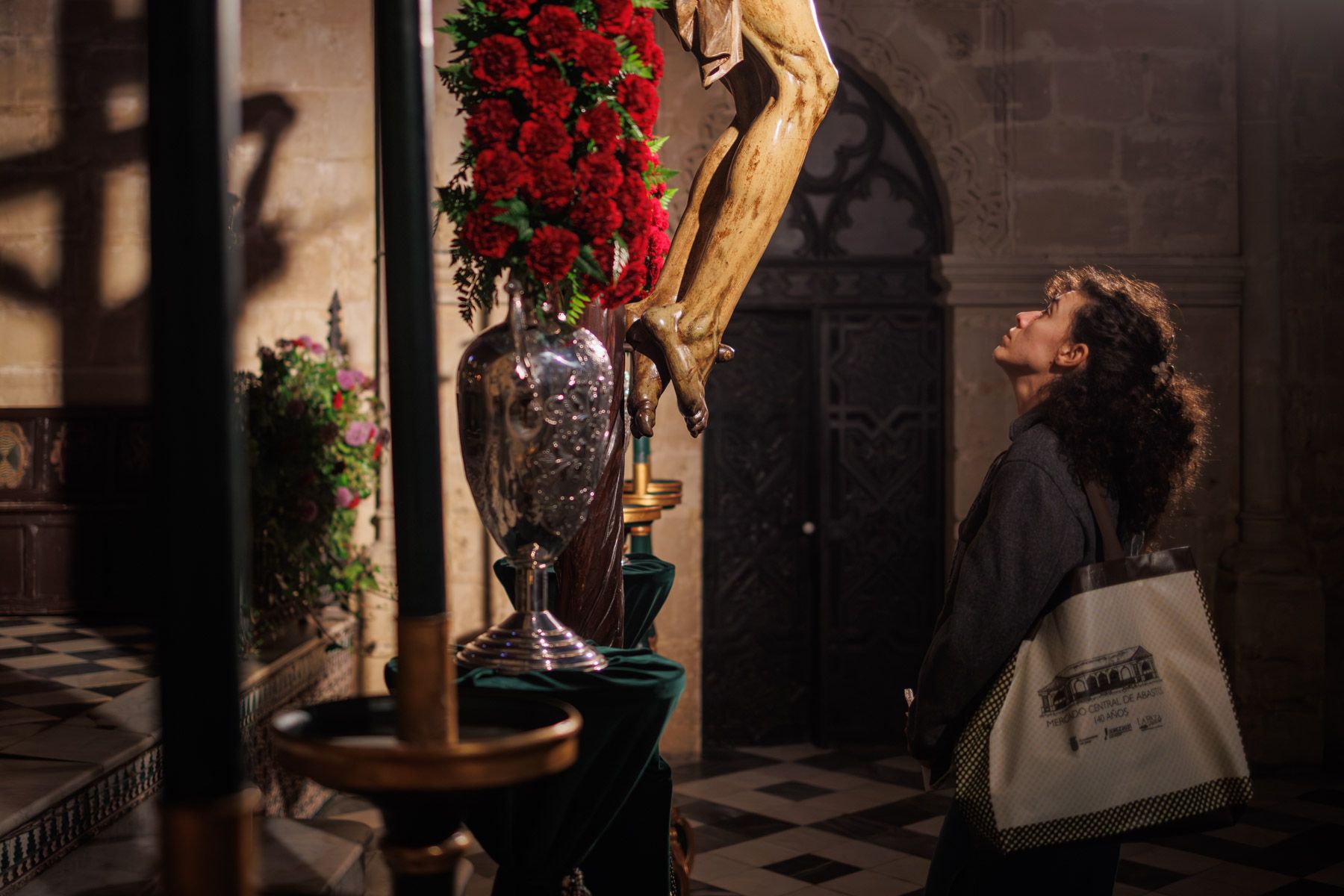 Una devota ante el Cristo de la Esperanza en San Juan de los Caballeros. 