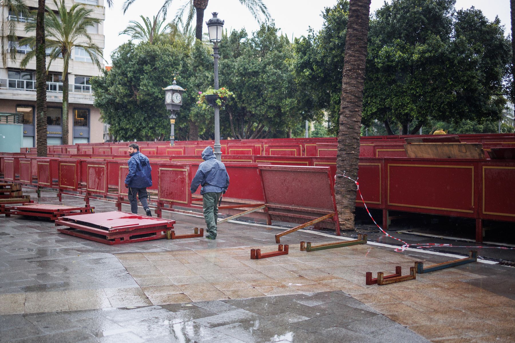 Montaje de palcos en la plaza del Arenal, en Jerez.
