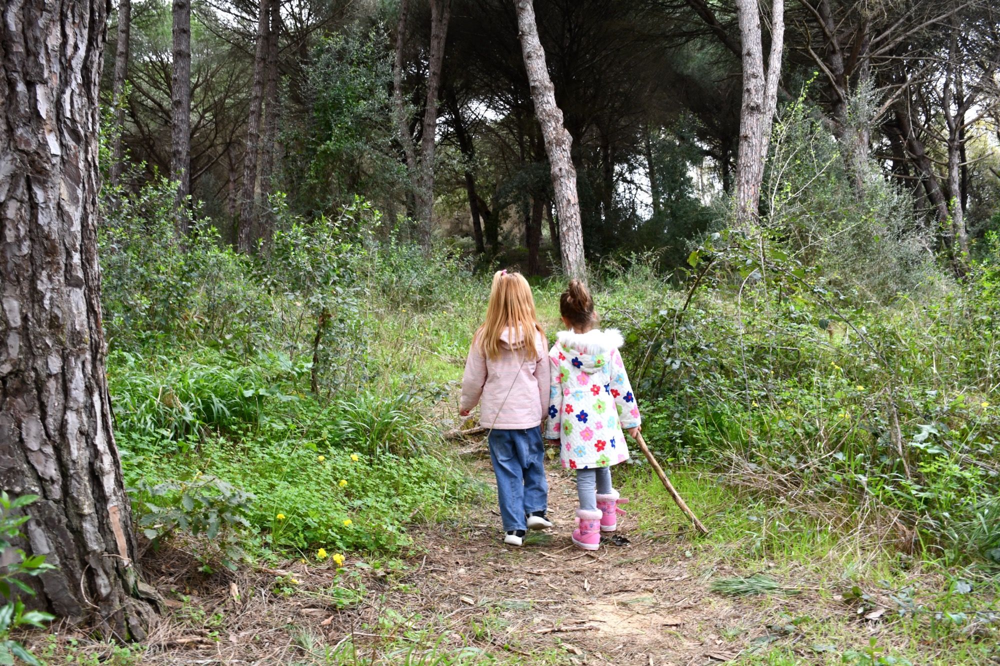 Unas niñas en el sendero Arroyo de la Alhaja de San Roque.