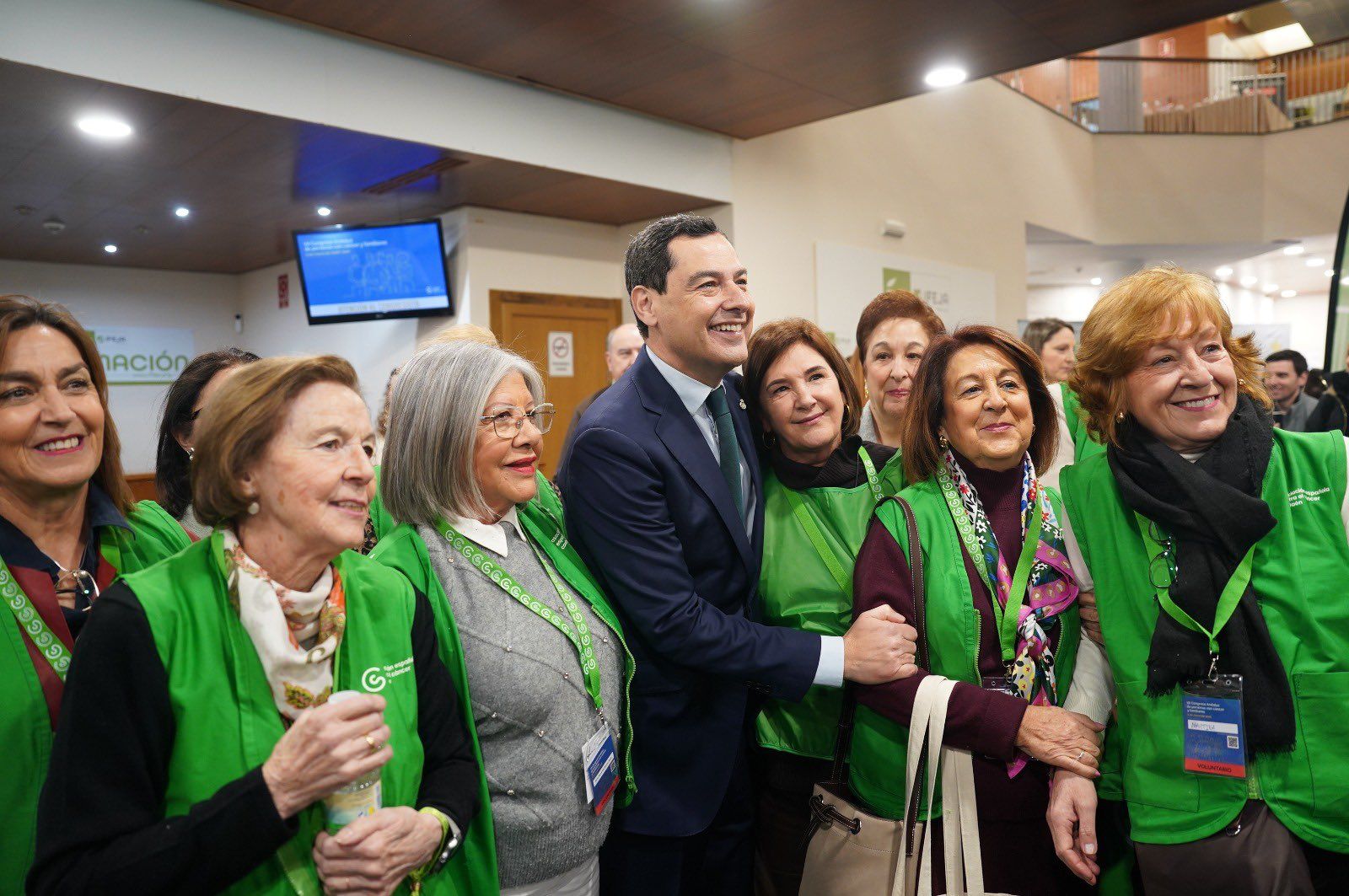 Juanma Moreno, en el acto de la AECC en Jaén.