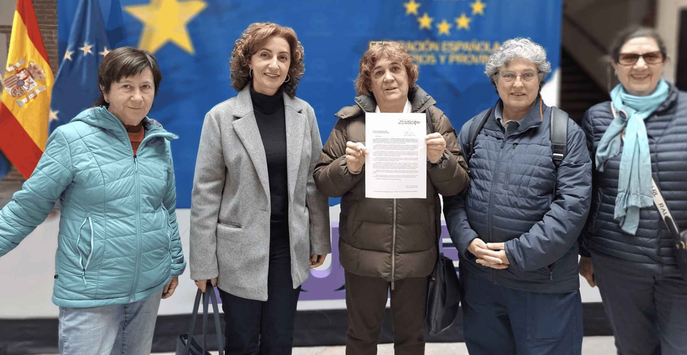 Integrantes de la Plataforma de Organizaciones Mujeres por la Abolición de la Prostitución, con la  ordenanza municipal registrada en la FEMP.