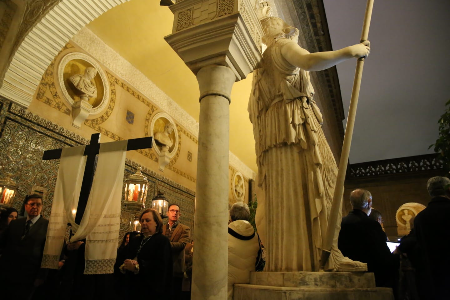 El Vía Crucis de la Pía Unión, con más de 500 años, ha vuelto este pasado viernes a la Casa de Pilatos y recuerda el origen de la Semana Santa de Sevilla.
