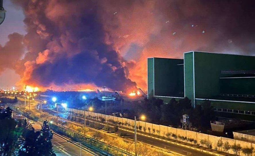 Uno de los episodios más impactantes de las últimas horas, en la imagen, ha sido el incendio en el aeropuerto internacional de Mehrabad, en Teherán, capital de Irán..