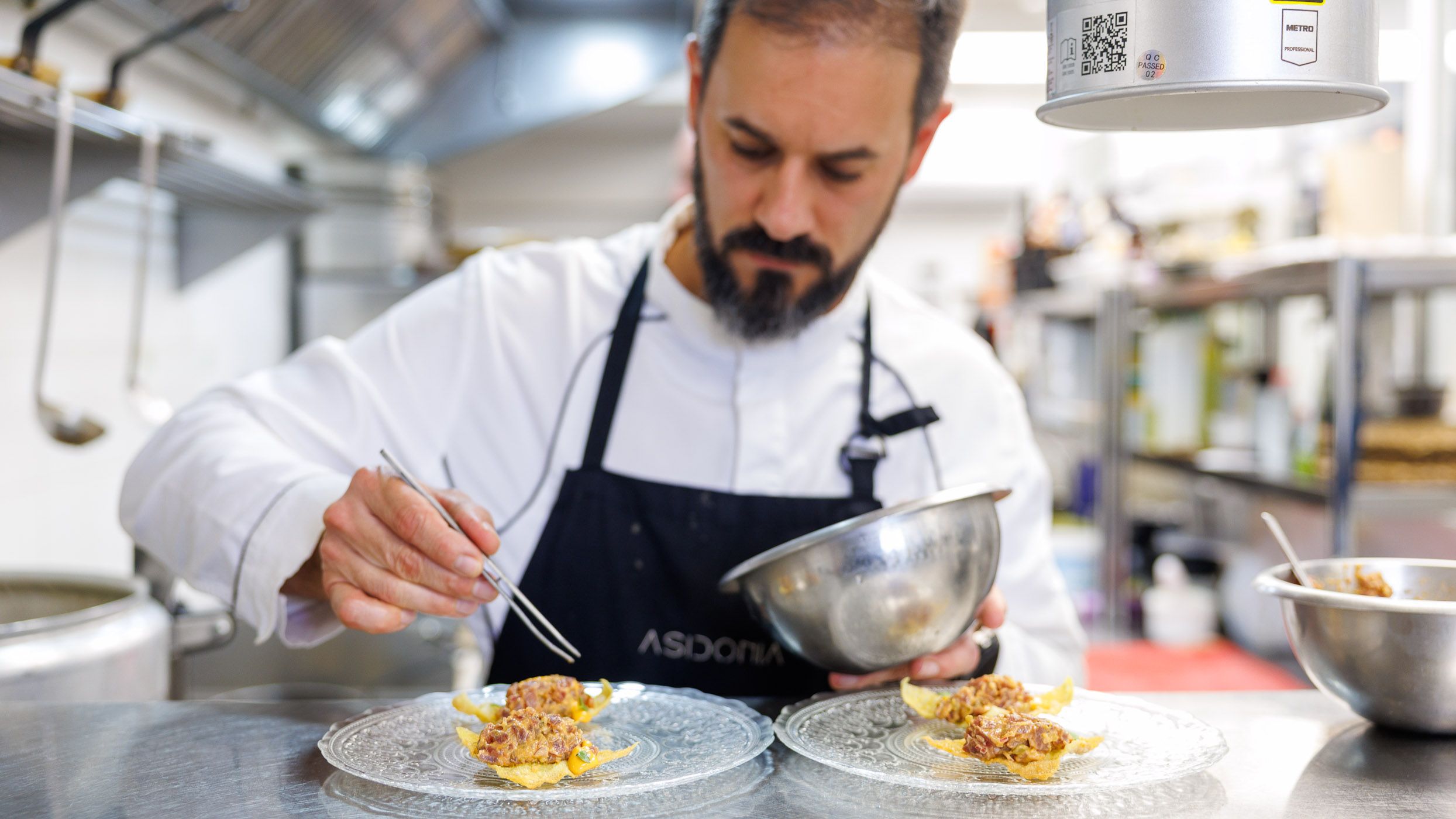 El chef de Asidonia prepara unos totopos de pasta wonton con tartar de atún rojo semipicante. Marida con fino La Panesa.