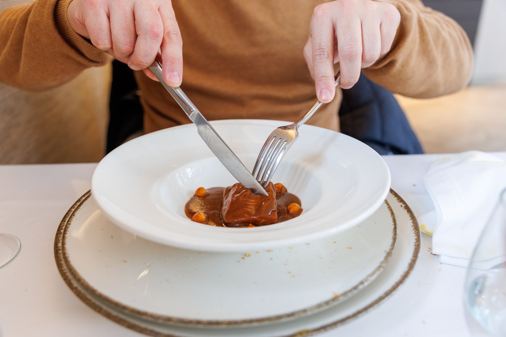 Alejandro Sánchez presenta su atún rojo con berza de Jerez, en la imagen, en el encuentro de Alfonso Mira en Aspe.