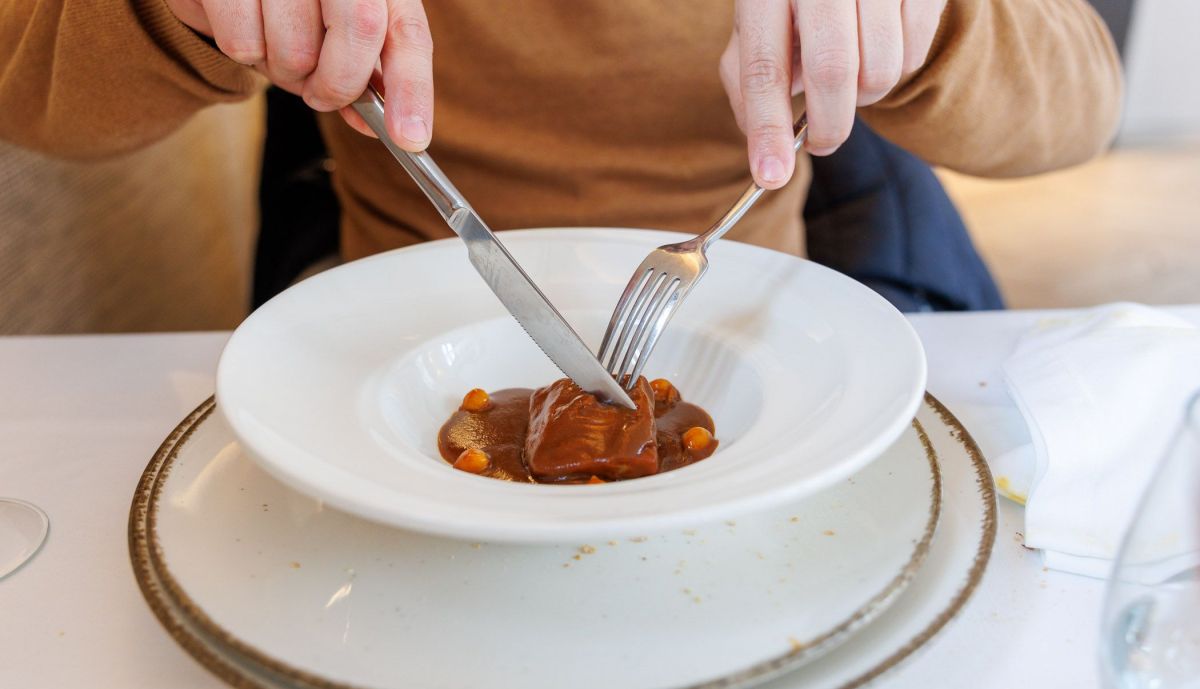 Alejandro Sánchez presenta su atún rojo con berza de Jerez, en la imagen, en el encuentro de Alfonso Mira en Aspe.