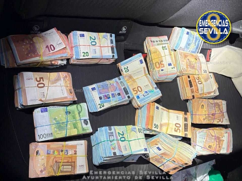 Billetes falsos encontrados en el coche.